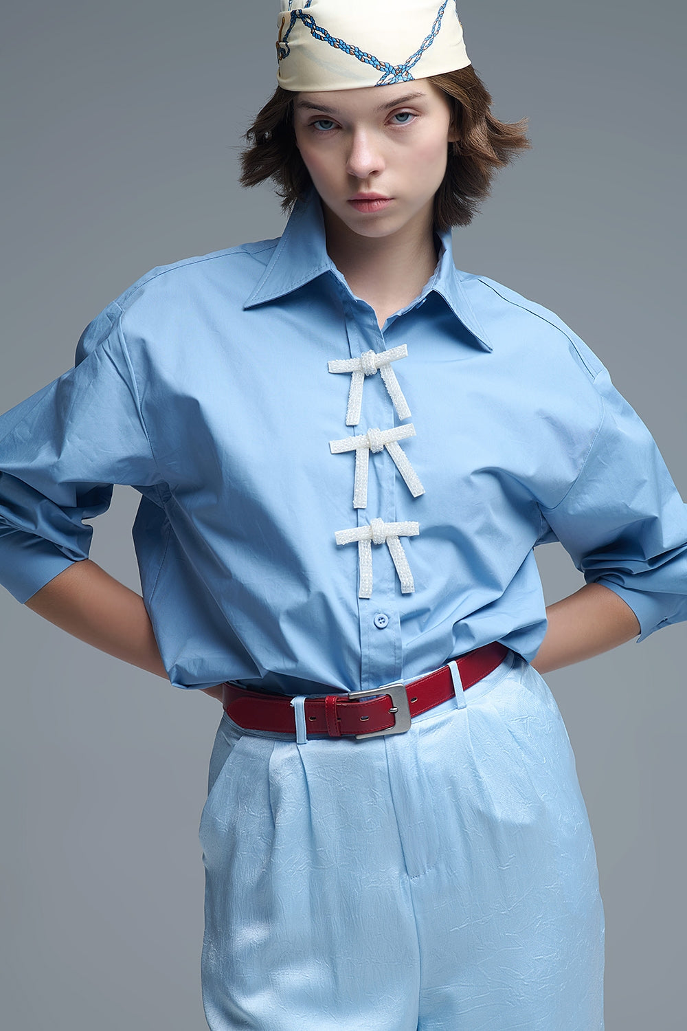 Chemise en popeline surdimensionnée bleue avec boutons en perles blanches