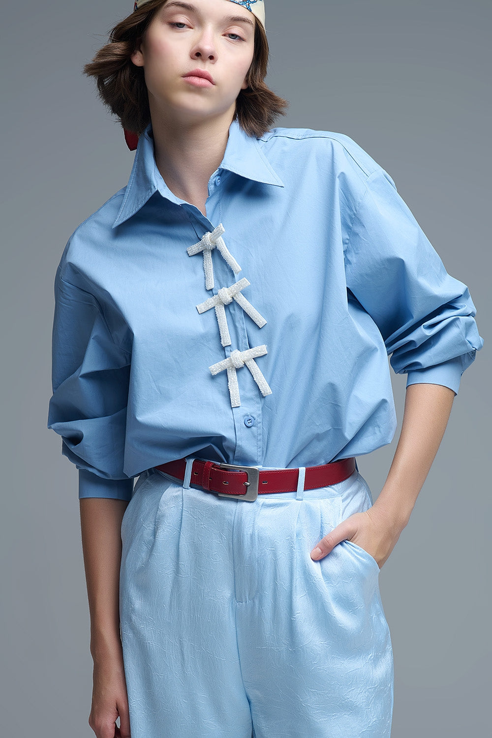 Chemise en popeline surdimensionnée bleue avec boutons en perles blanches