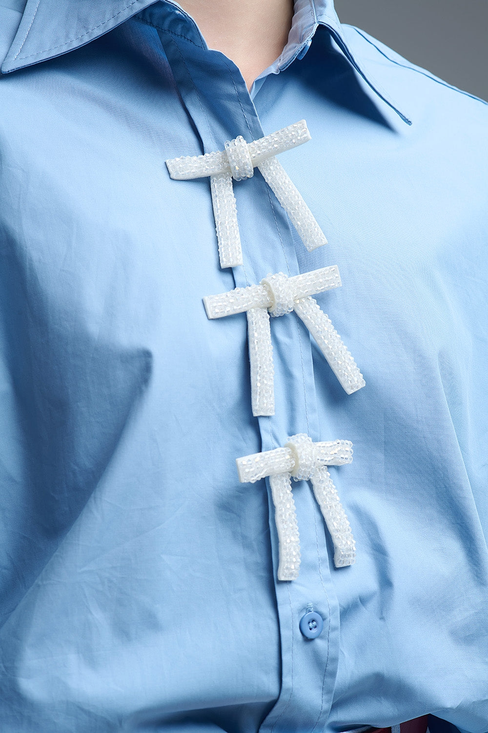 Chemise en popeline surdimensionnée bleue avec boutons en perles blanches