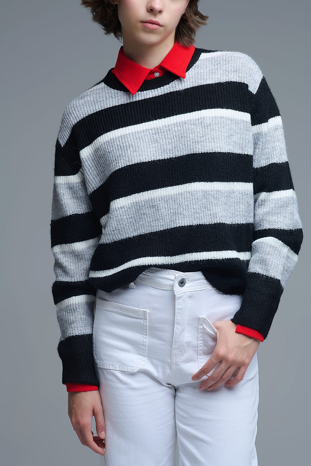 Maillot noir à rayures blanches et grises