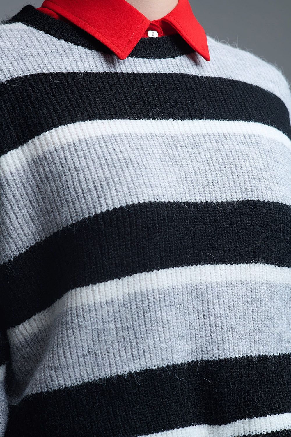 Maillot noir à rayures blanches et grises