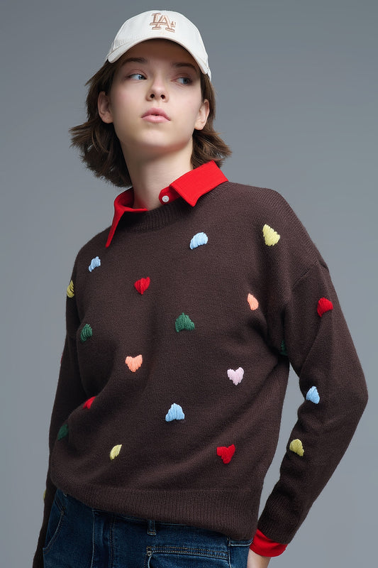 Brown Crew neck Sweater With Multicolor Embroidered Hearts (Pull à col ras du cou marron avec des cœurs brodés multicolores)
