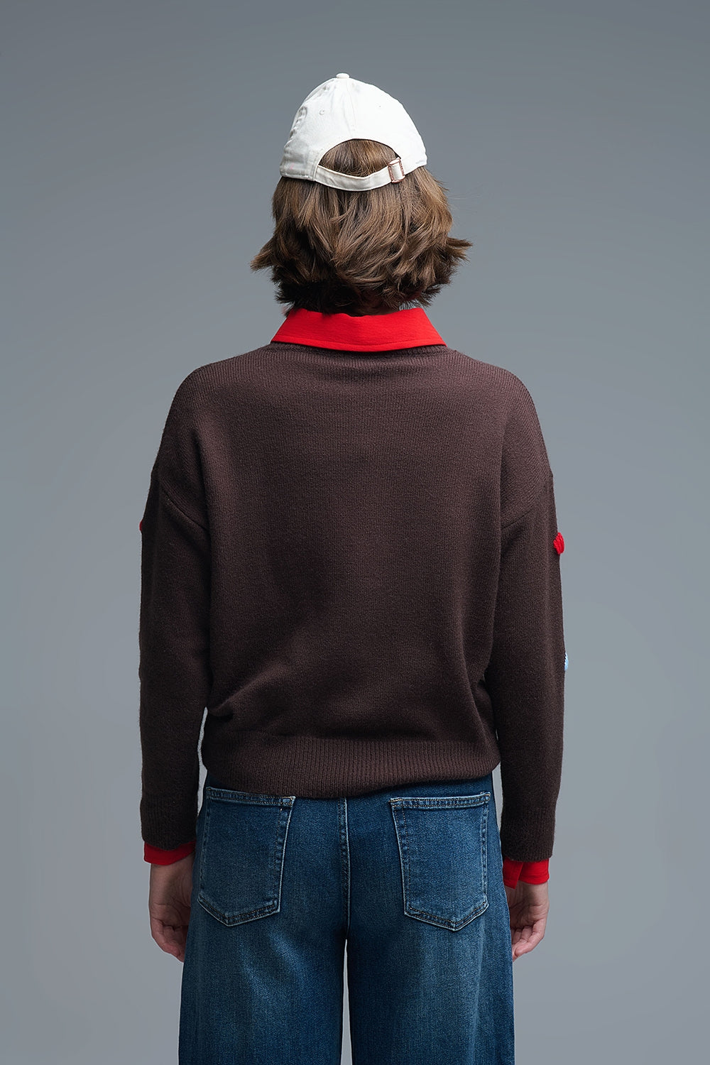 Brown Crew neck Sweater With Multicolor Embroidered Hearts (Pull à col ras du cou marron avec des cœurs brodés multicolores)
