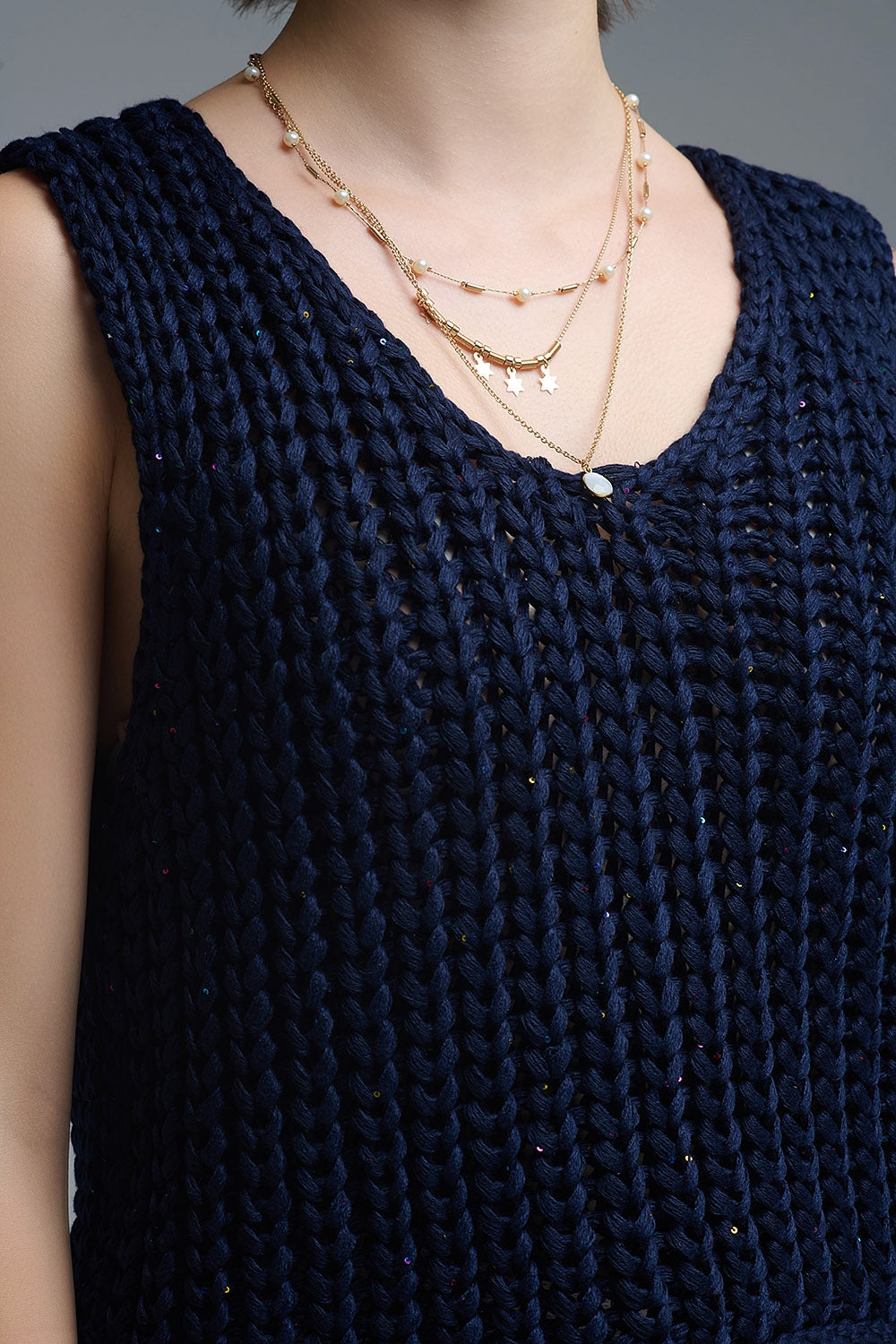 Gilet crocheté en marine avec fils pailletés