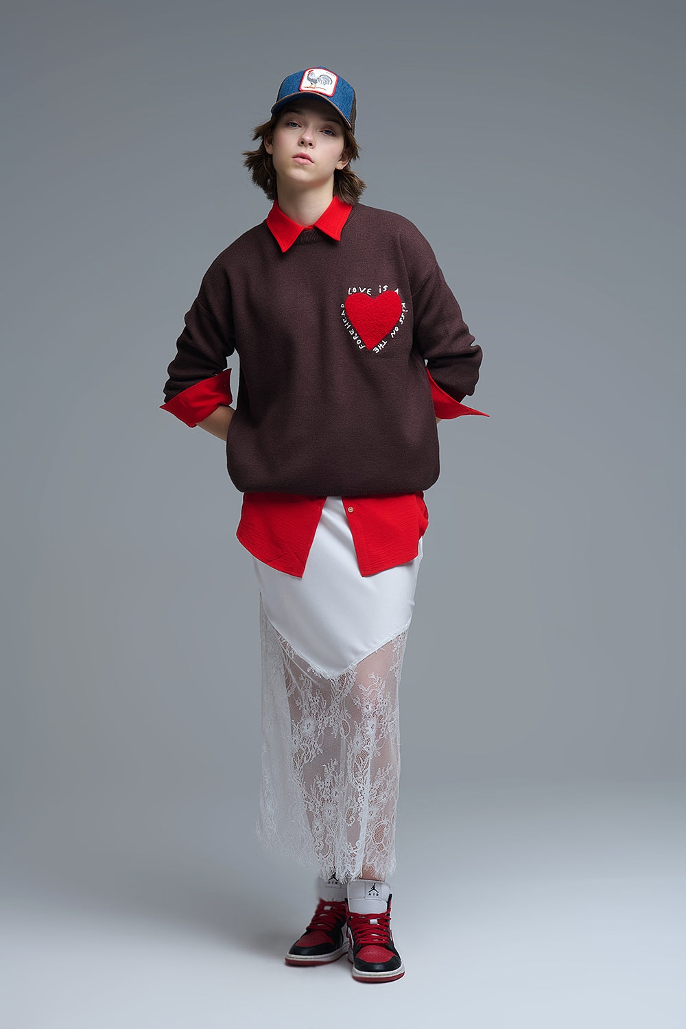 Sweatshirt tricoté avec texte et cœur brodé en marron