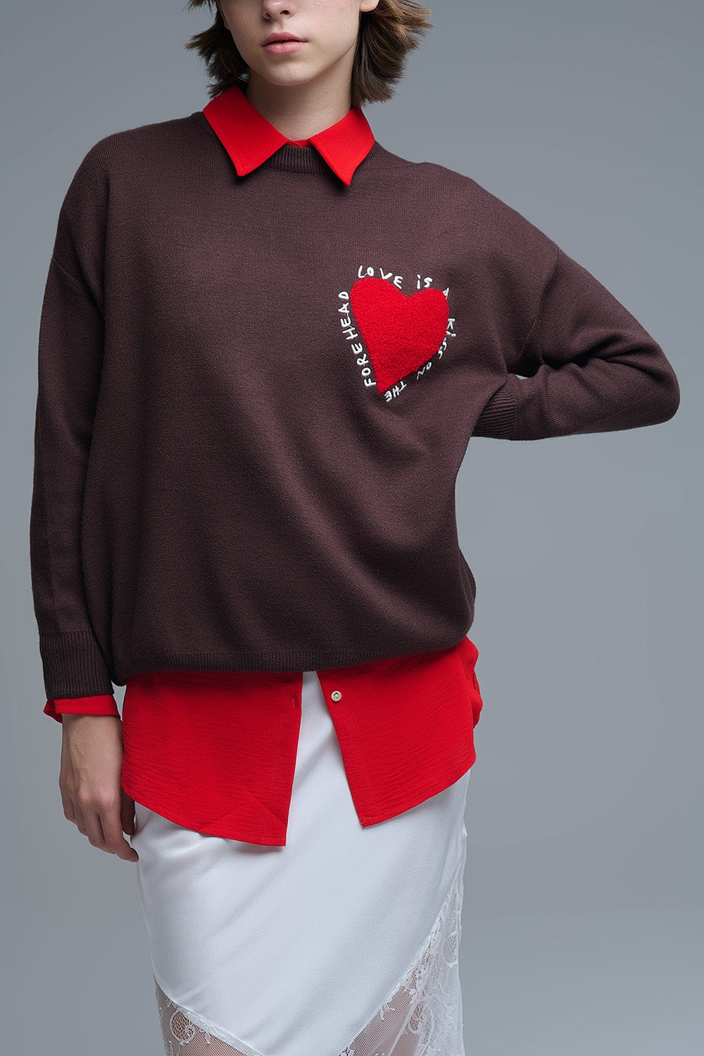 Sweatshirt tricoté avec texte et cœur brodé en marron