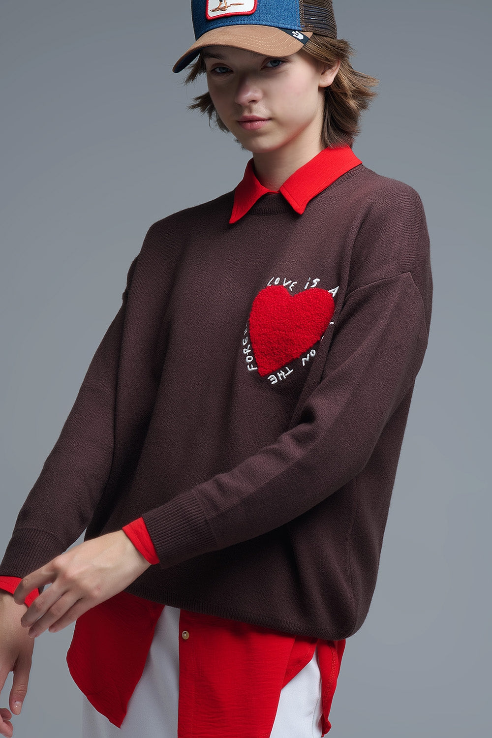 Sweatshirt tricoté avec texte et cœur brodé en marron