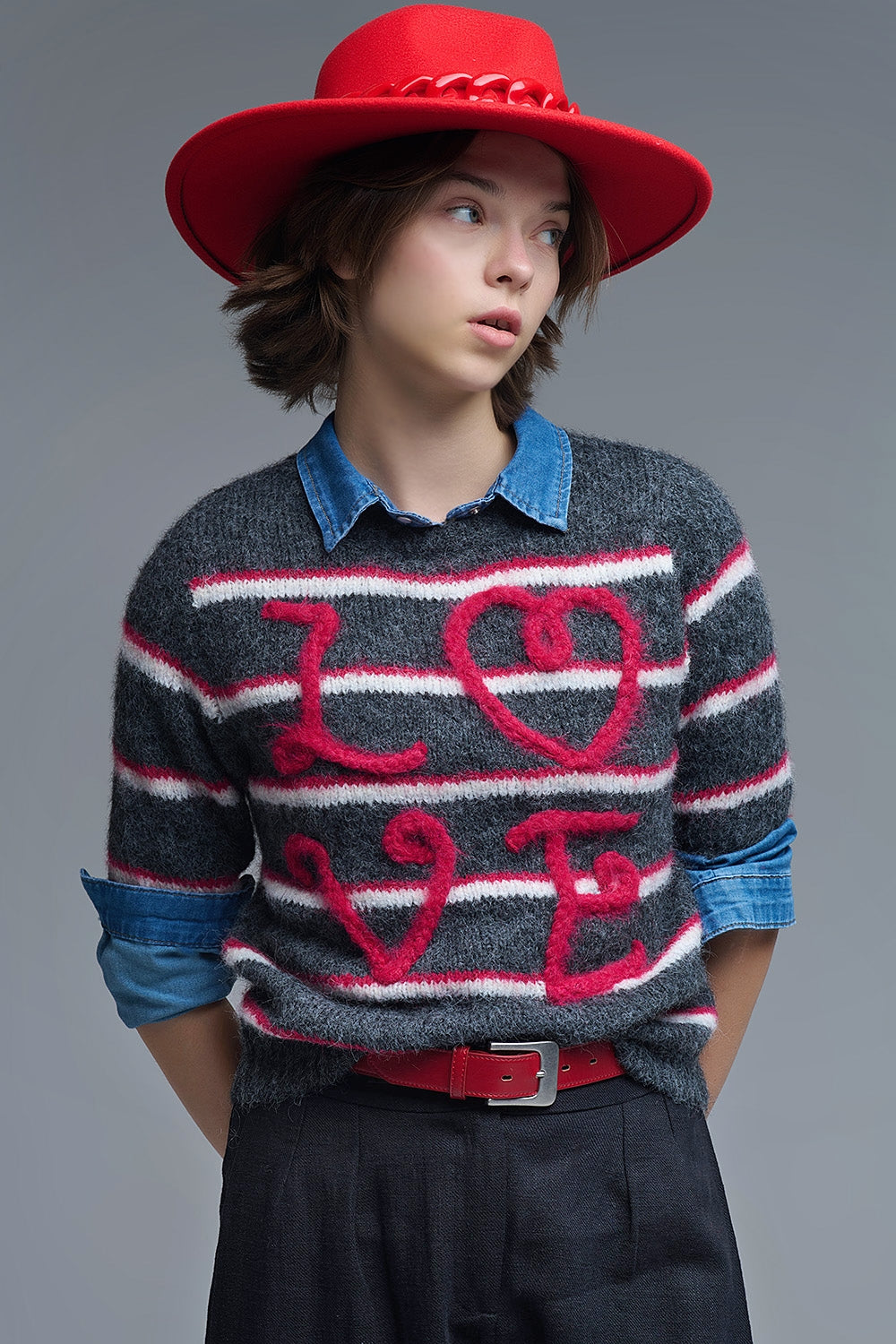 Pull Love brodé à manches courtes en gris foncé