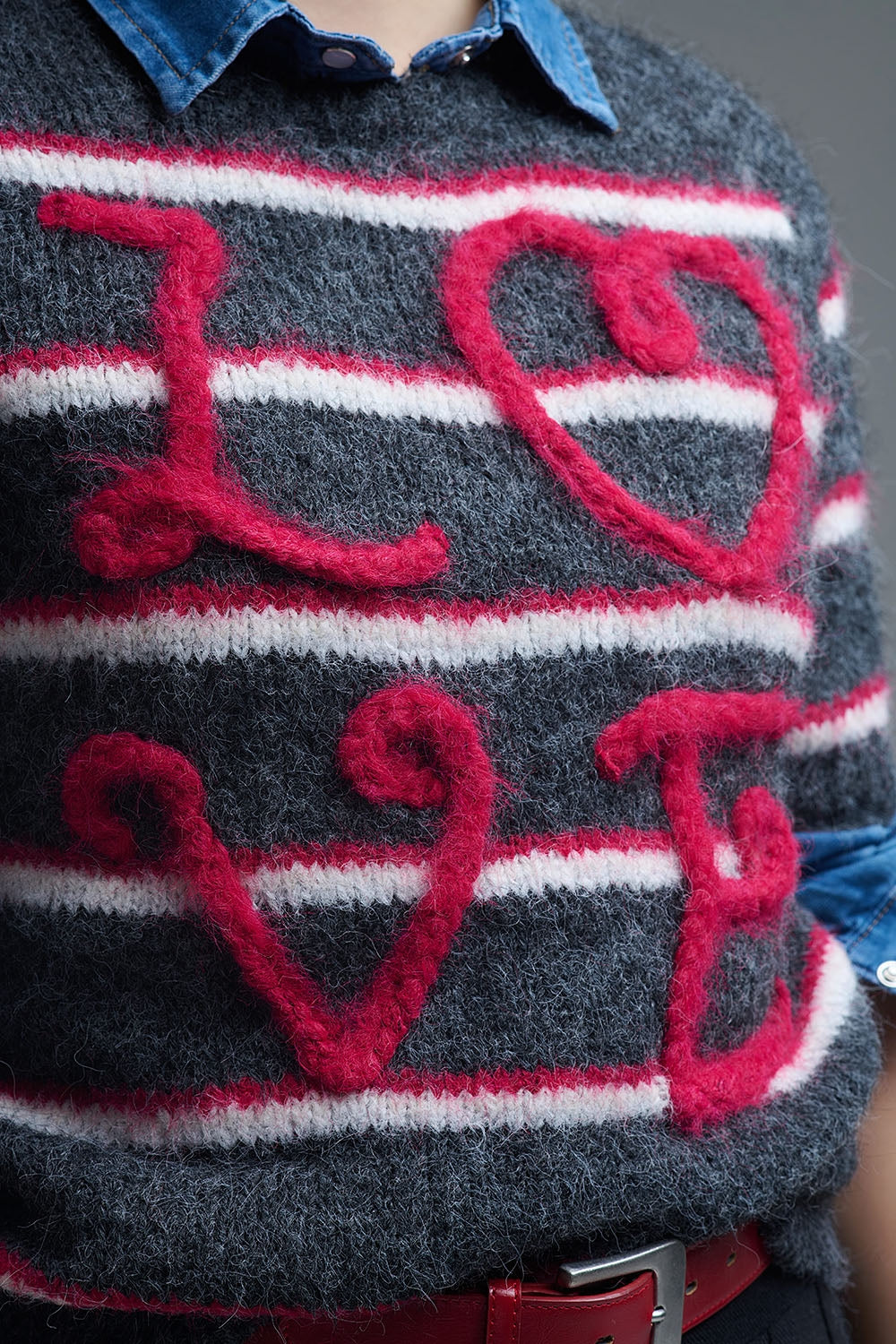 Pull Love brodé à manches courtes en gris foncé