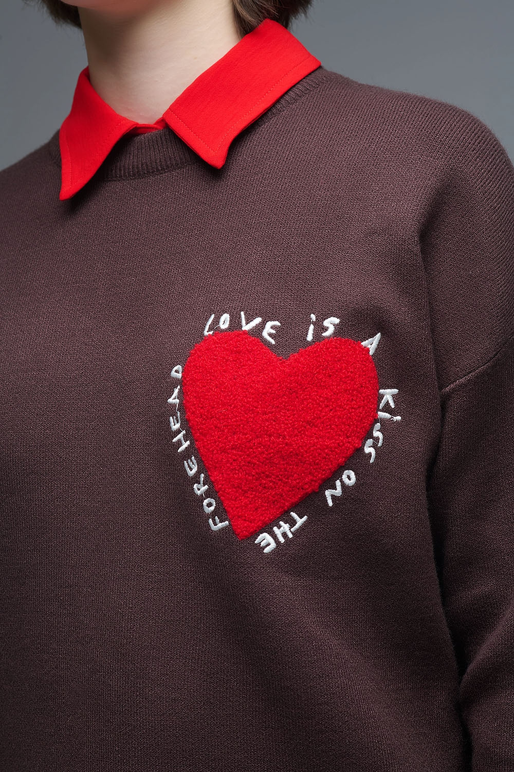 Sweatshirt tricoté avec texte et cœur brodé en marron