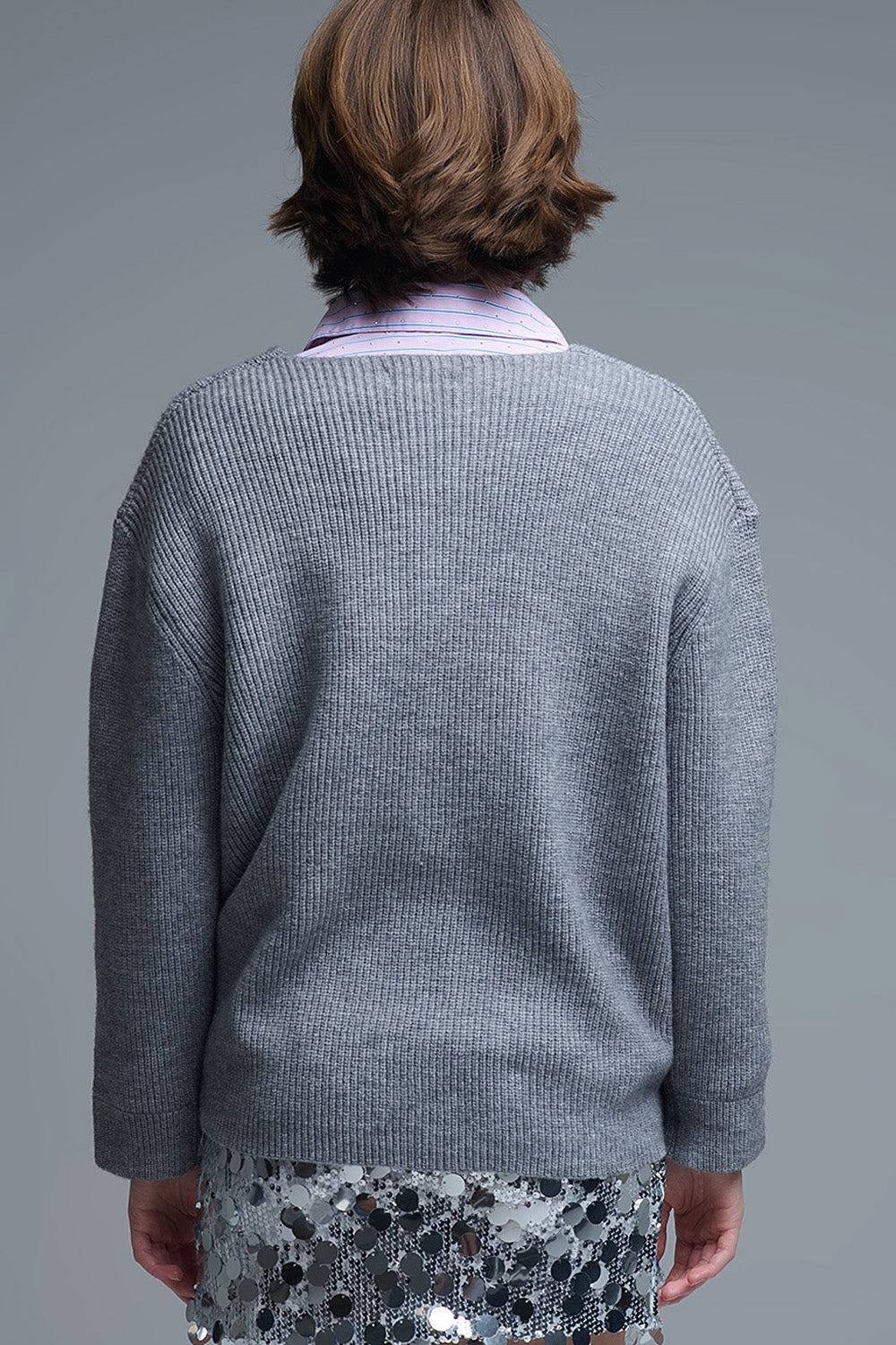 Pull surdimensionné à col en V fin en gris