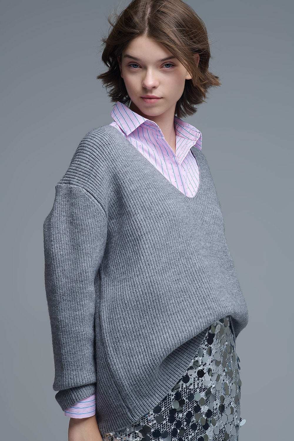 Pull surdimensionné à col en V fin en gris
