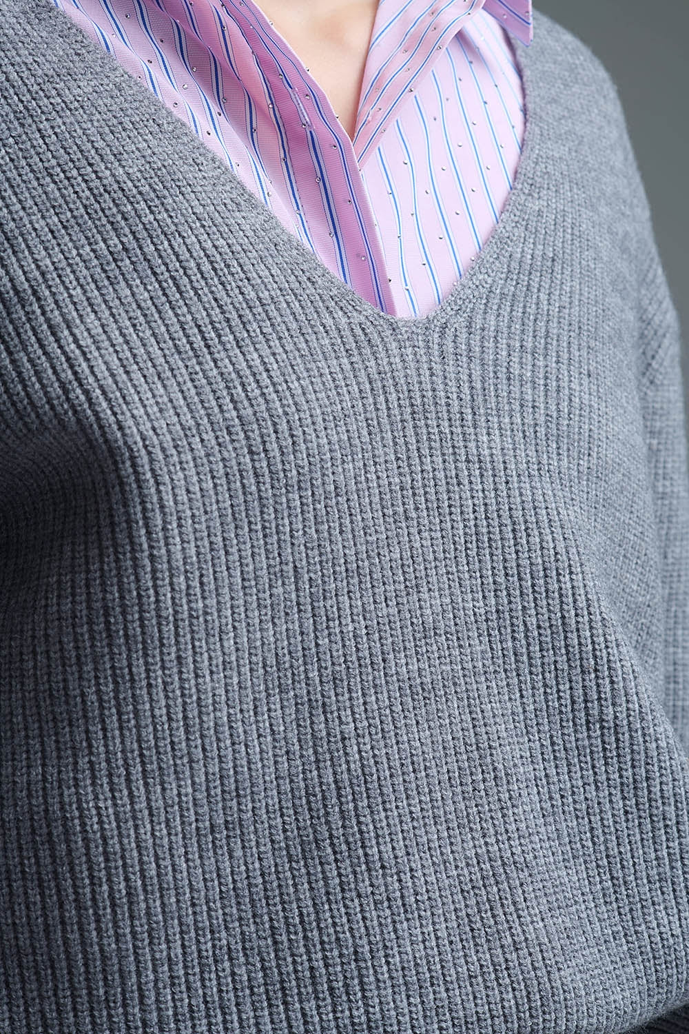 Pull surdimensionné à col en V fin en gris