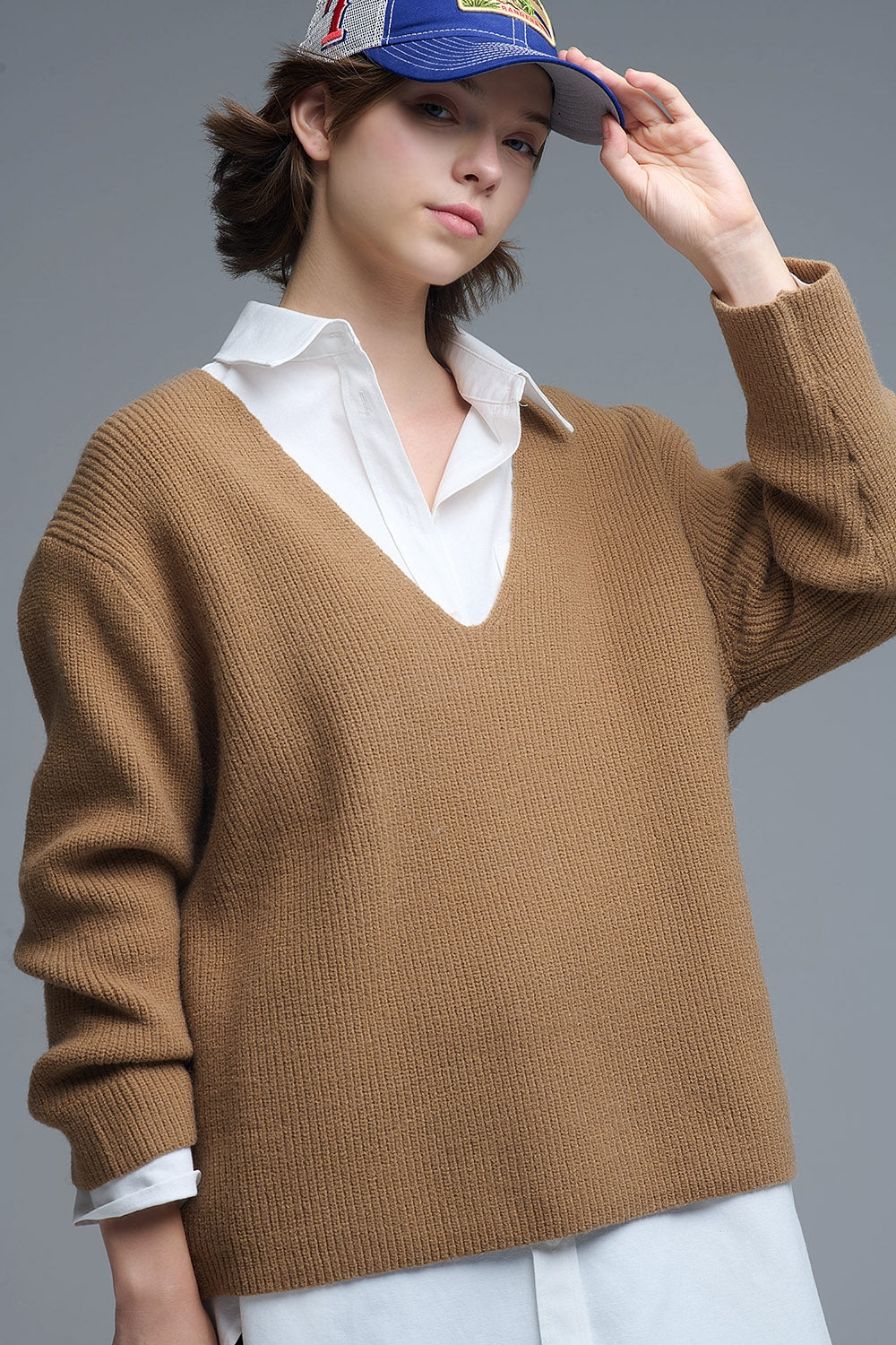 Pull surdimensionné à col en V fin en camel