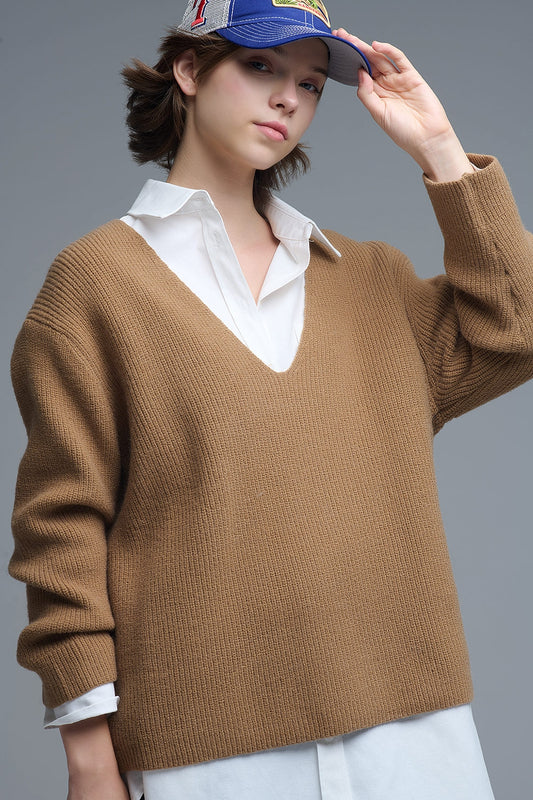 Pull surdimensionné à col en V fin en camel