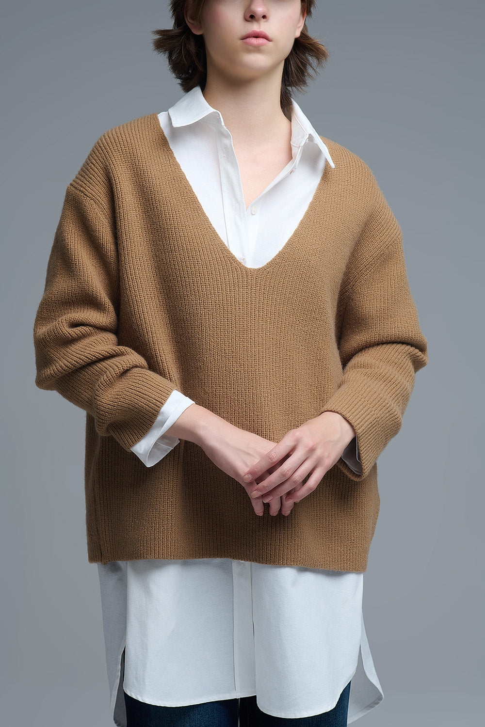 Pull surdimensionné à col en V fin en camel
