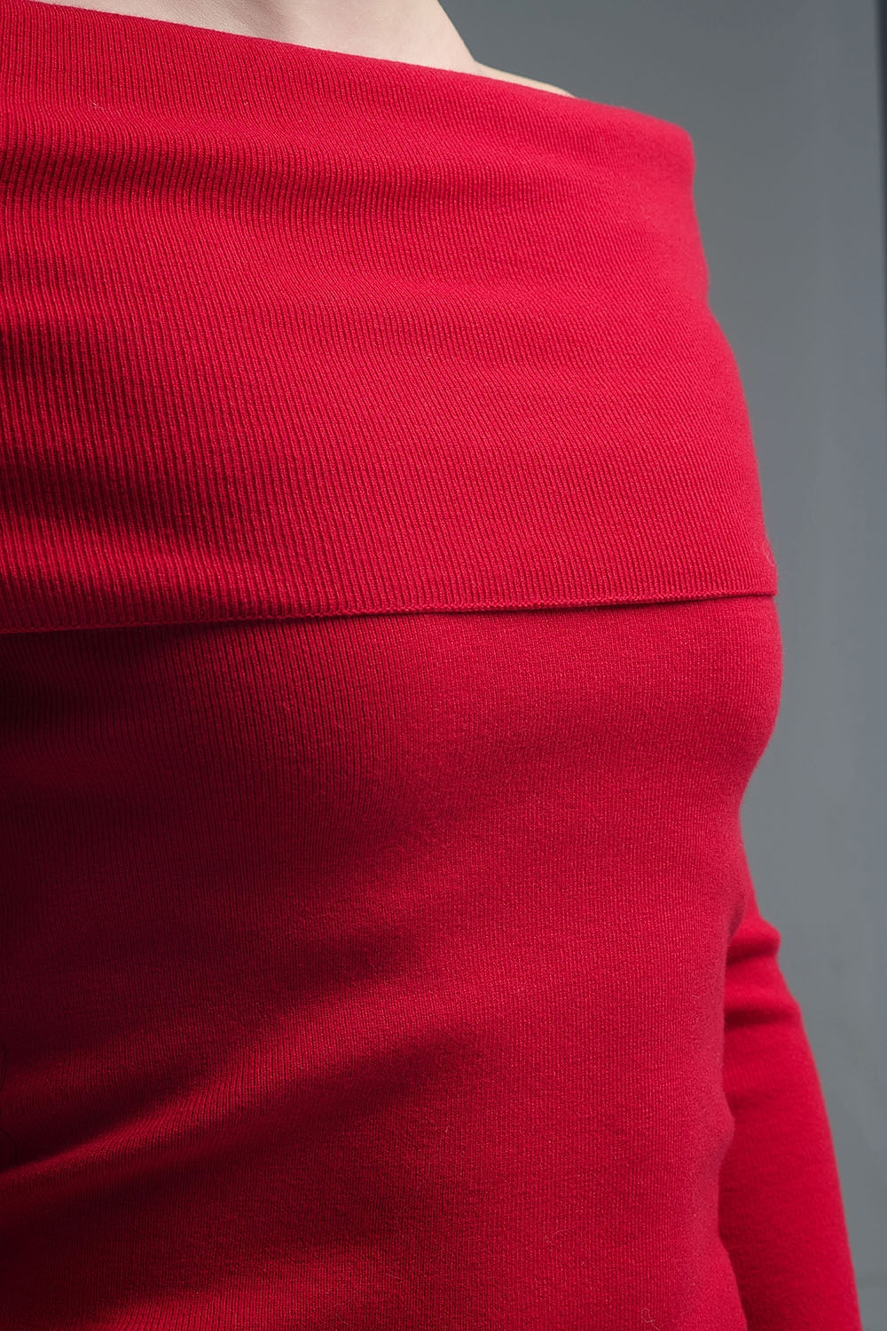 Top chic en tricot rouge à épaulettes