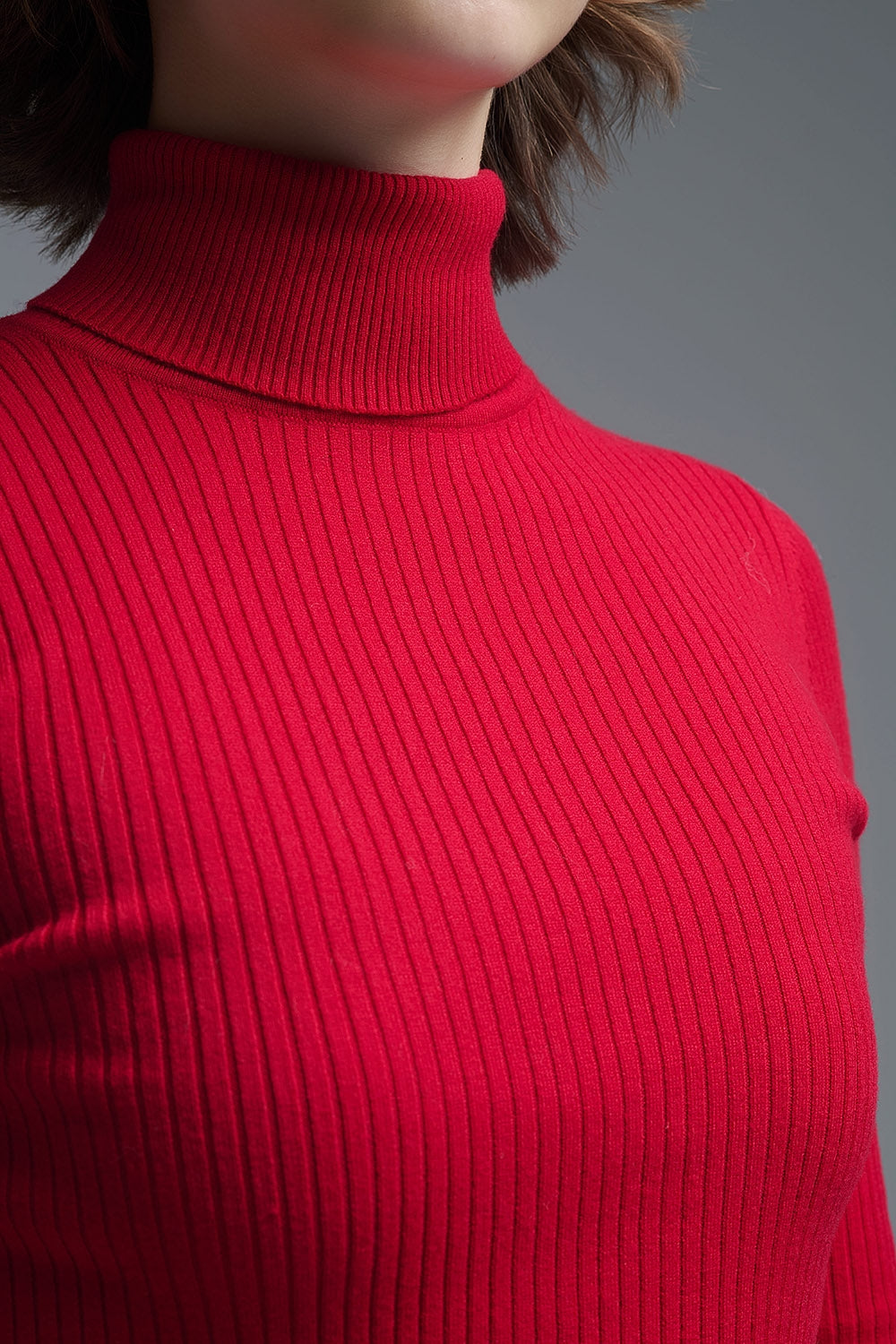 Pull roulé à col de tortue et côtes en rouge rubis
