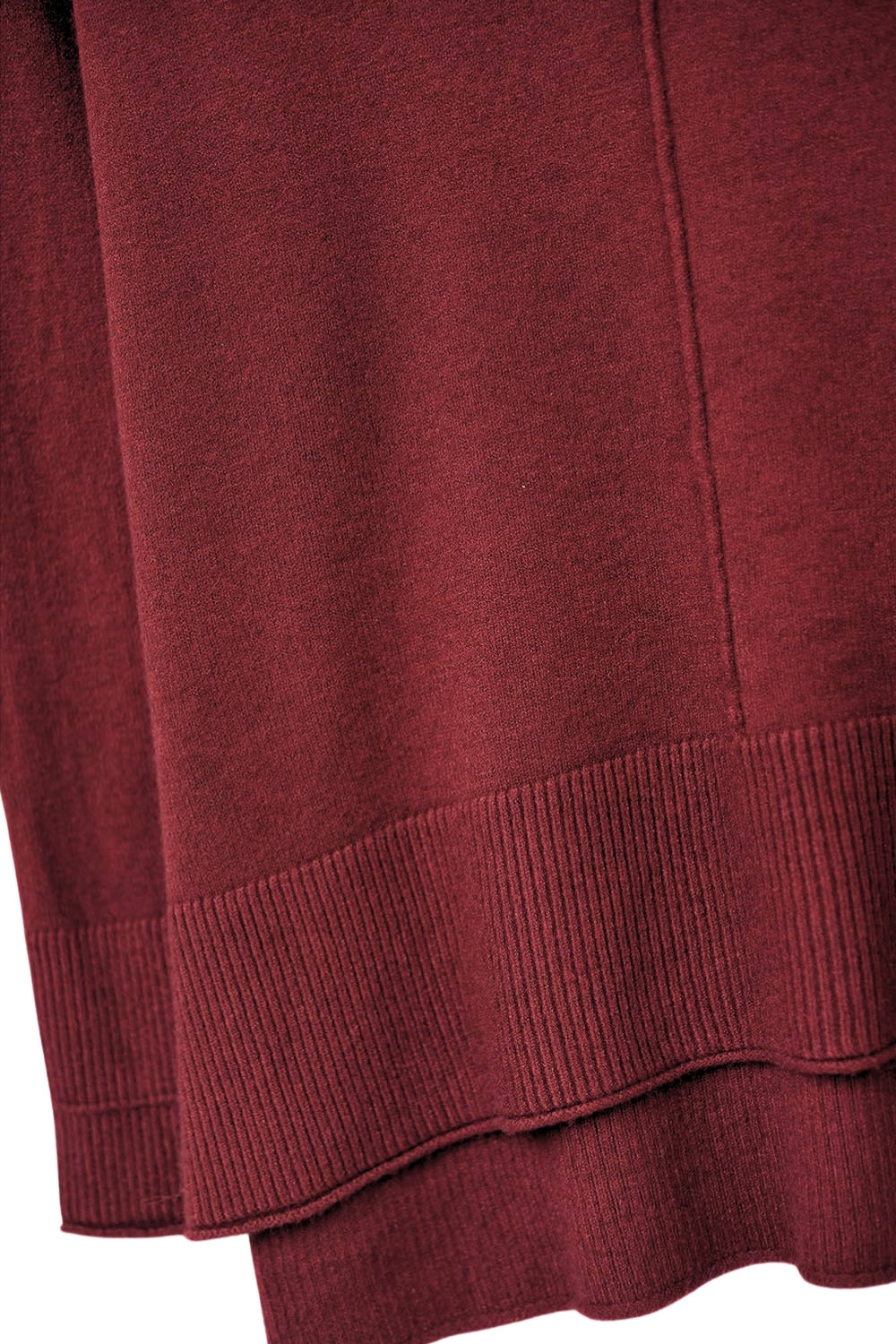 Pull ample bordeaux à dos ouvert