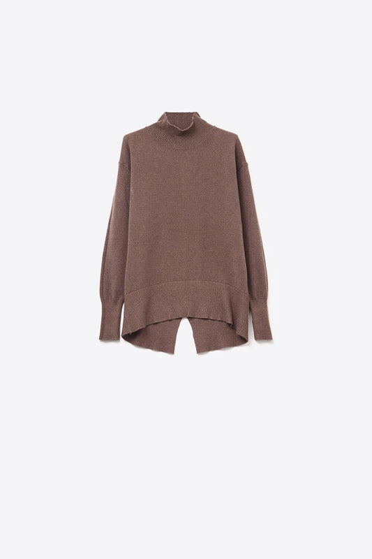 Pull-over ample marron avec détails ouverts dans le dos