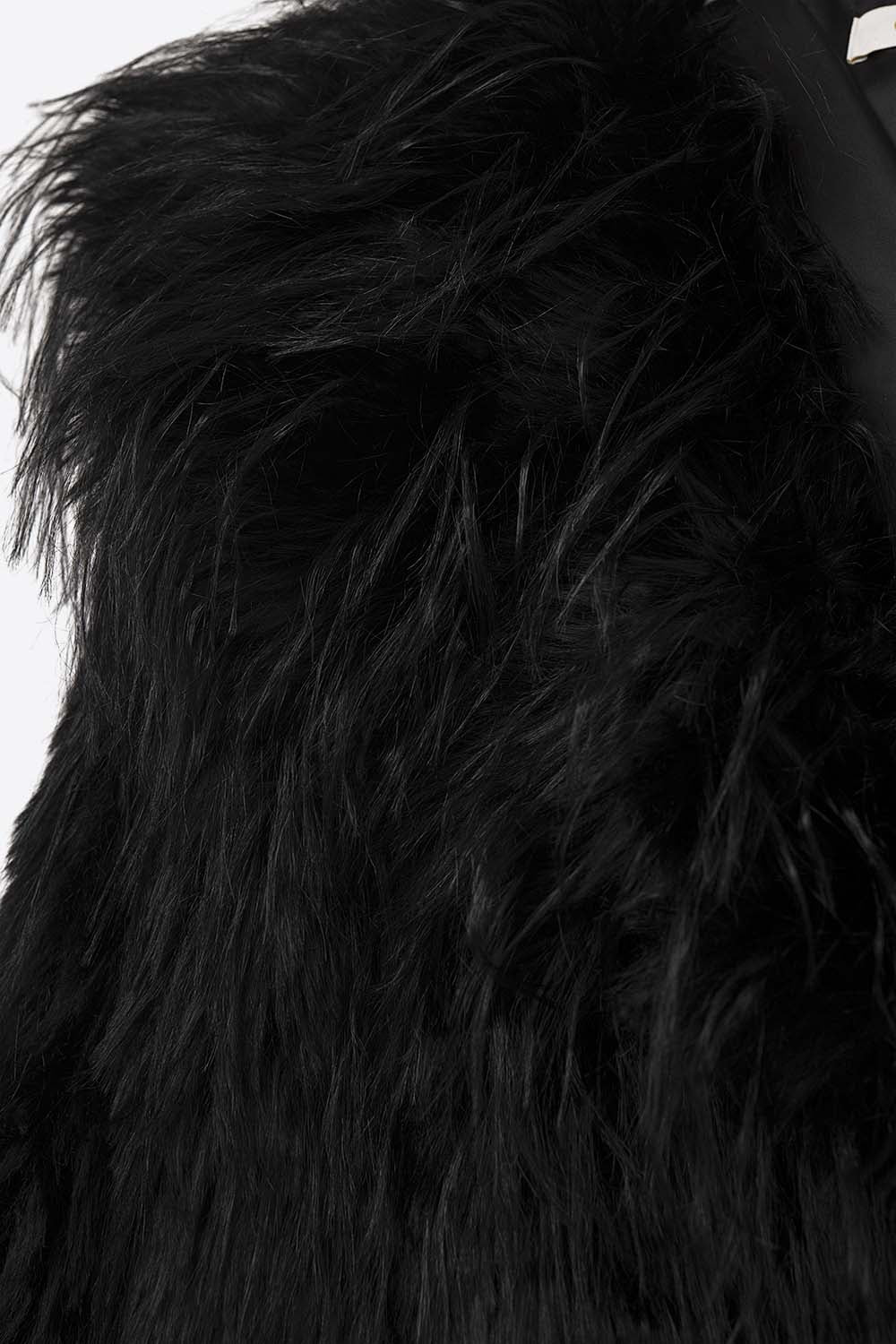 Veste noire en fausse fourrure avec grand col