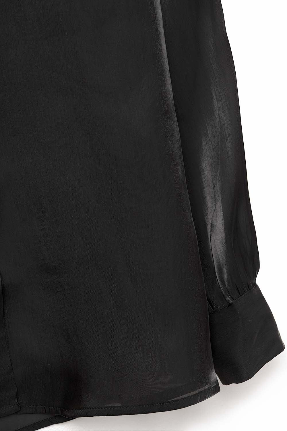 Chemise noire élégante en satin de soie