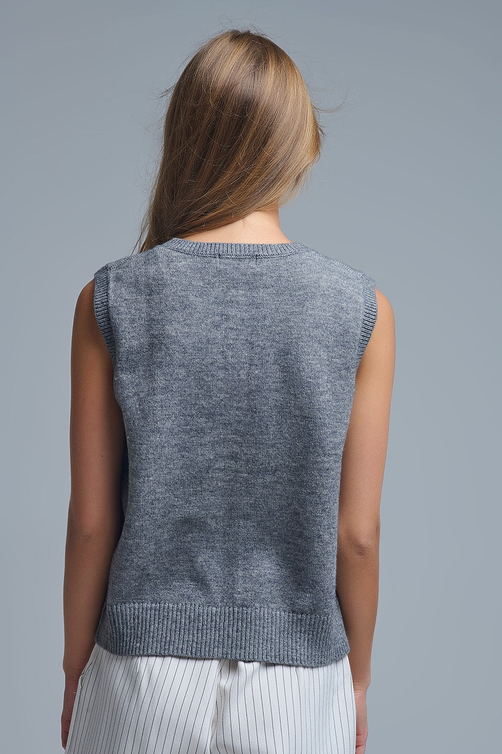 Gilet tricoté à col ras du cou et à boutons métalliques en gris