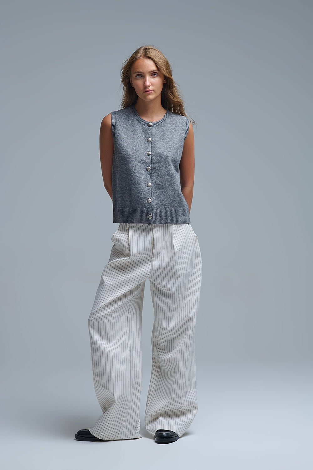 Gilet tricoté à col ras du cou et à boutons métalliques en gris