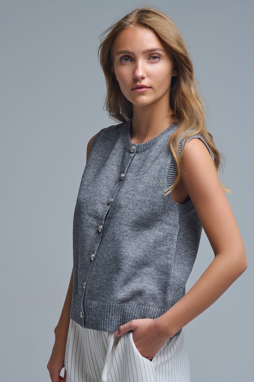 Gilet tricoté à col ras du cou et à boutons métalliques en gris