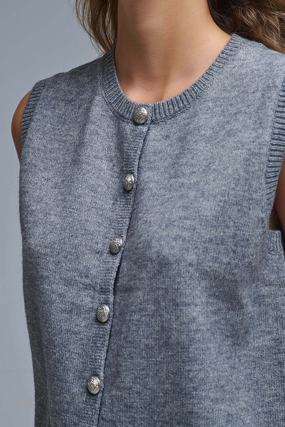 Gilet tricoté à col ras du cou et à boutons métalliques en gris