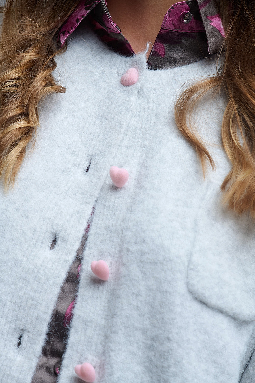 Cardigan gris duveteux avec boutons en forme de cœur