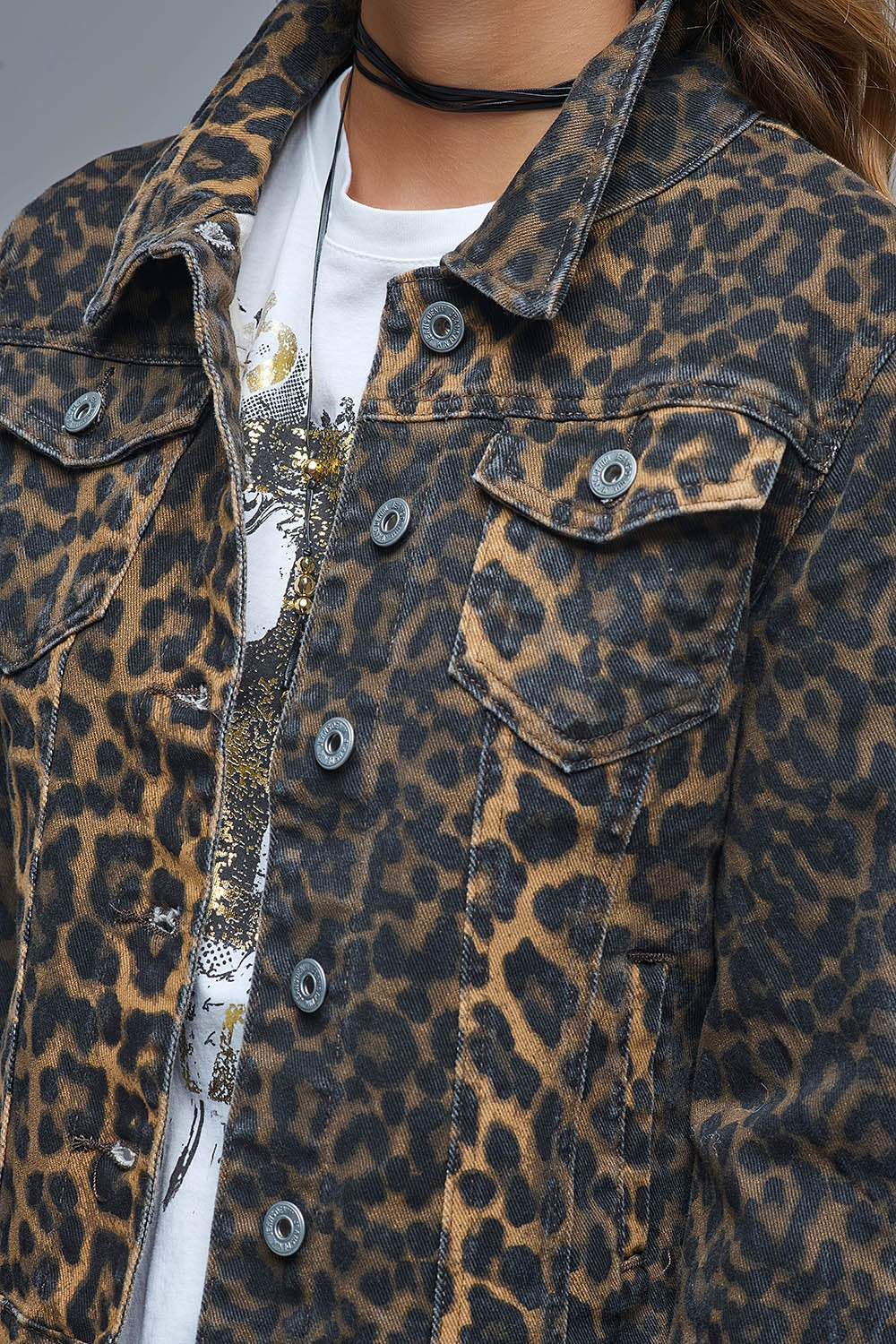 Veste en jean imprimé léopard en tissu denim