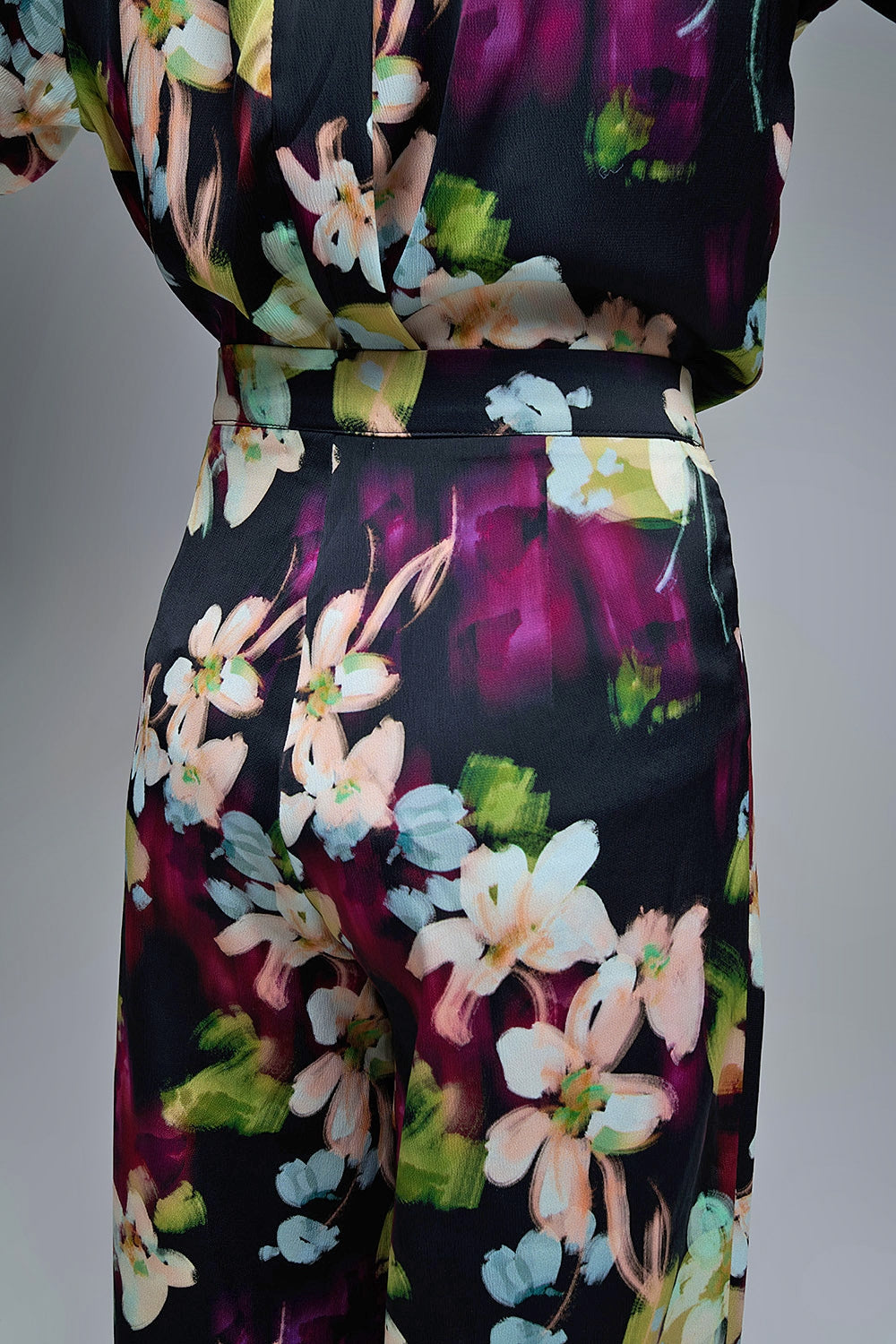 Pantalon fluide à imprimé floral en tissu satiné avec poches latérales