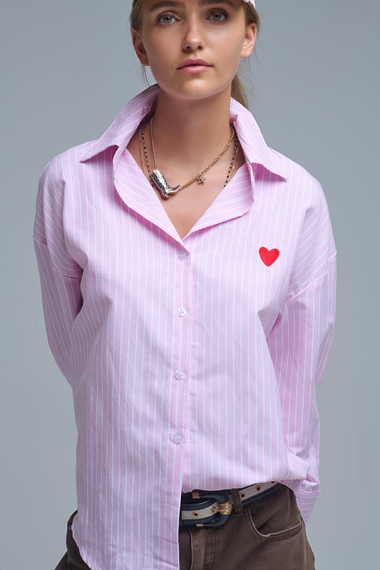 Chemise à rayures roses avec broderie en forme de cœur rouge