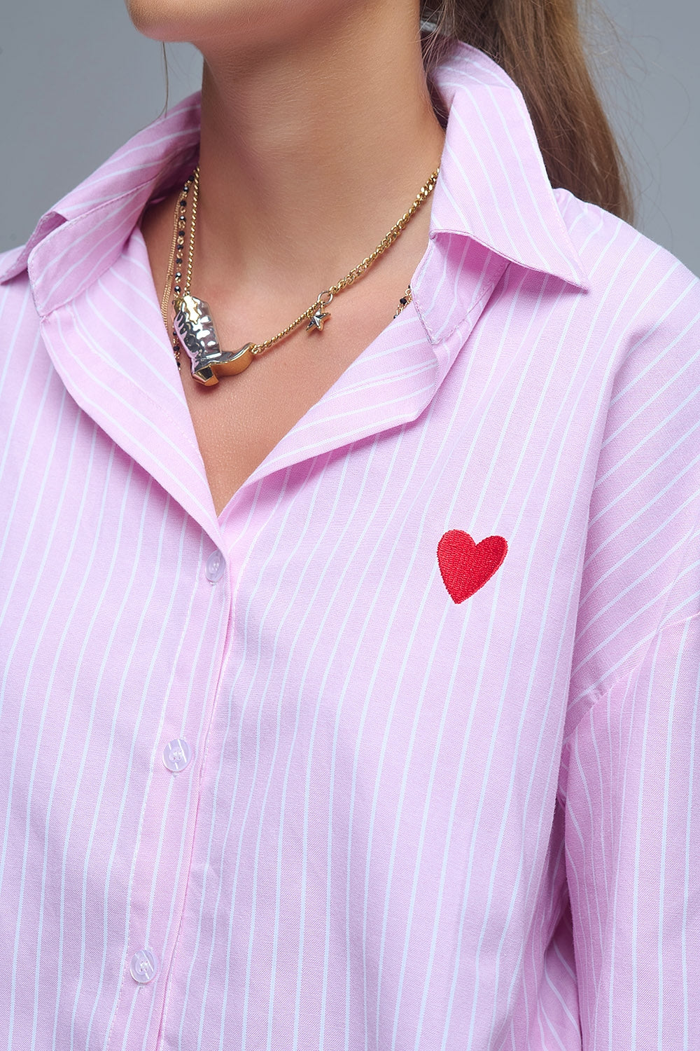 Chemise à rayures roses avec broderie en forme de cœur rouge