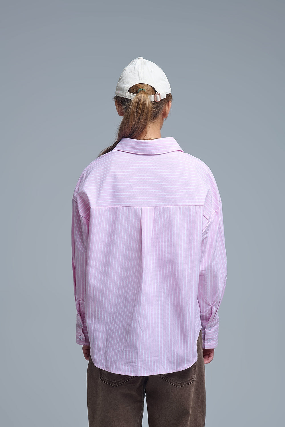 Chemise à rayures roses avec broderie en forme de cœur rouge