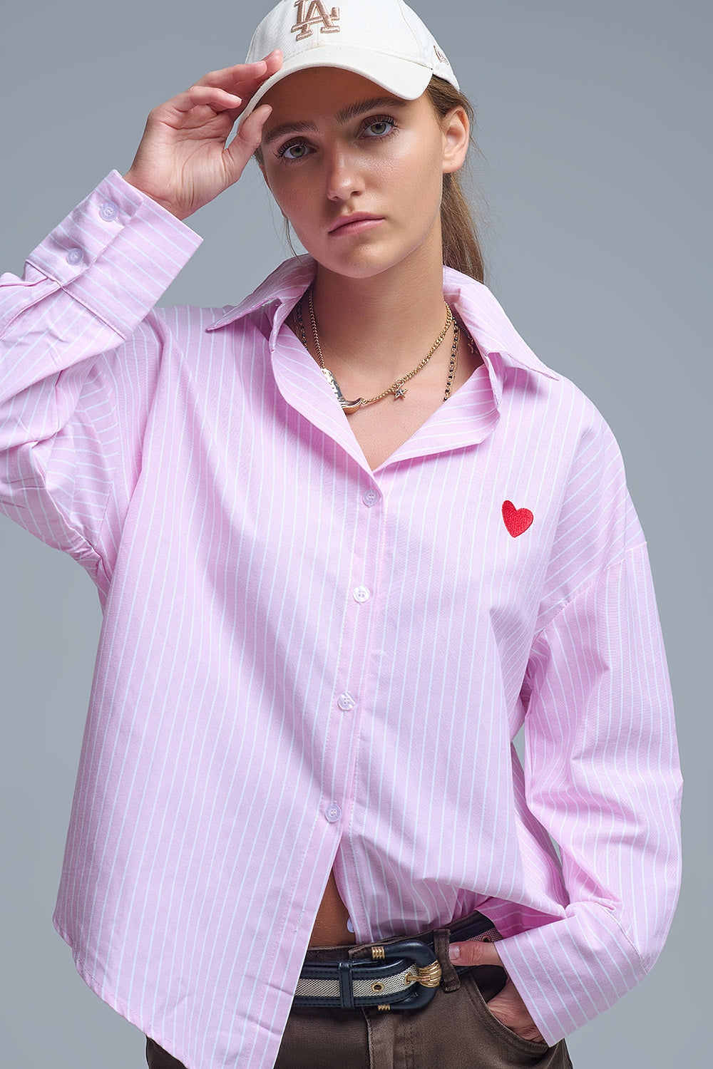 Chemise à rayures roses avec broderie en forme de cœur rouge