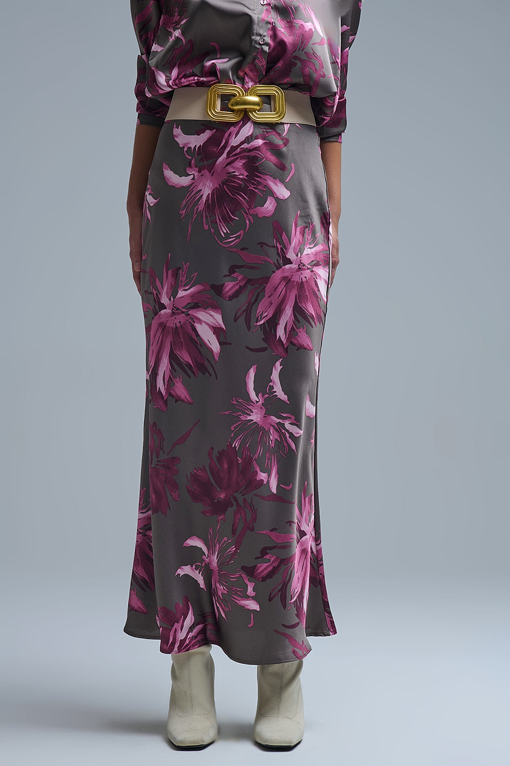 Élégante jupe midi à fleurs en satin gris