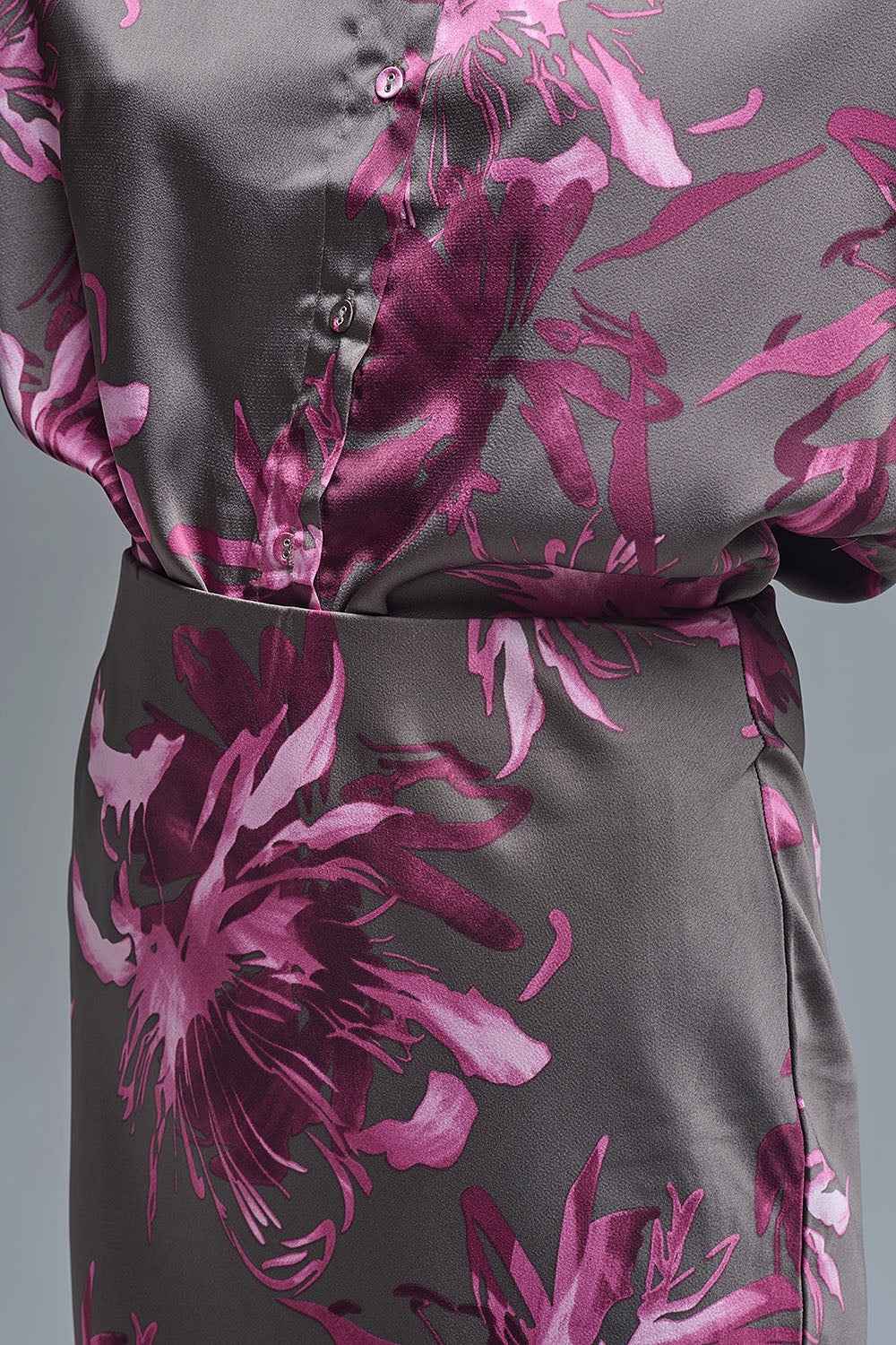 Élégante jupe midi à fleurs en satin gris