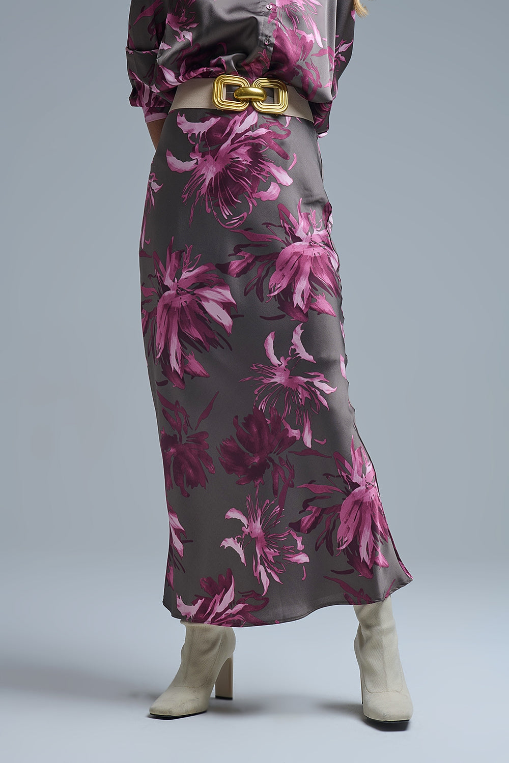 Élégante jupe midi à fleurs en satin gris