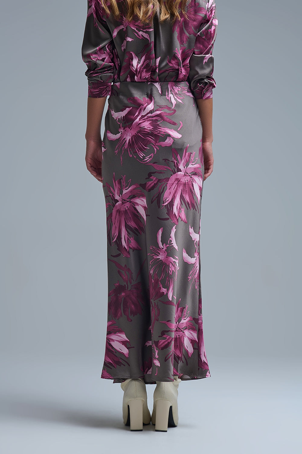 Élégante jupe midi à fleurs en satin gris