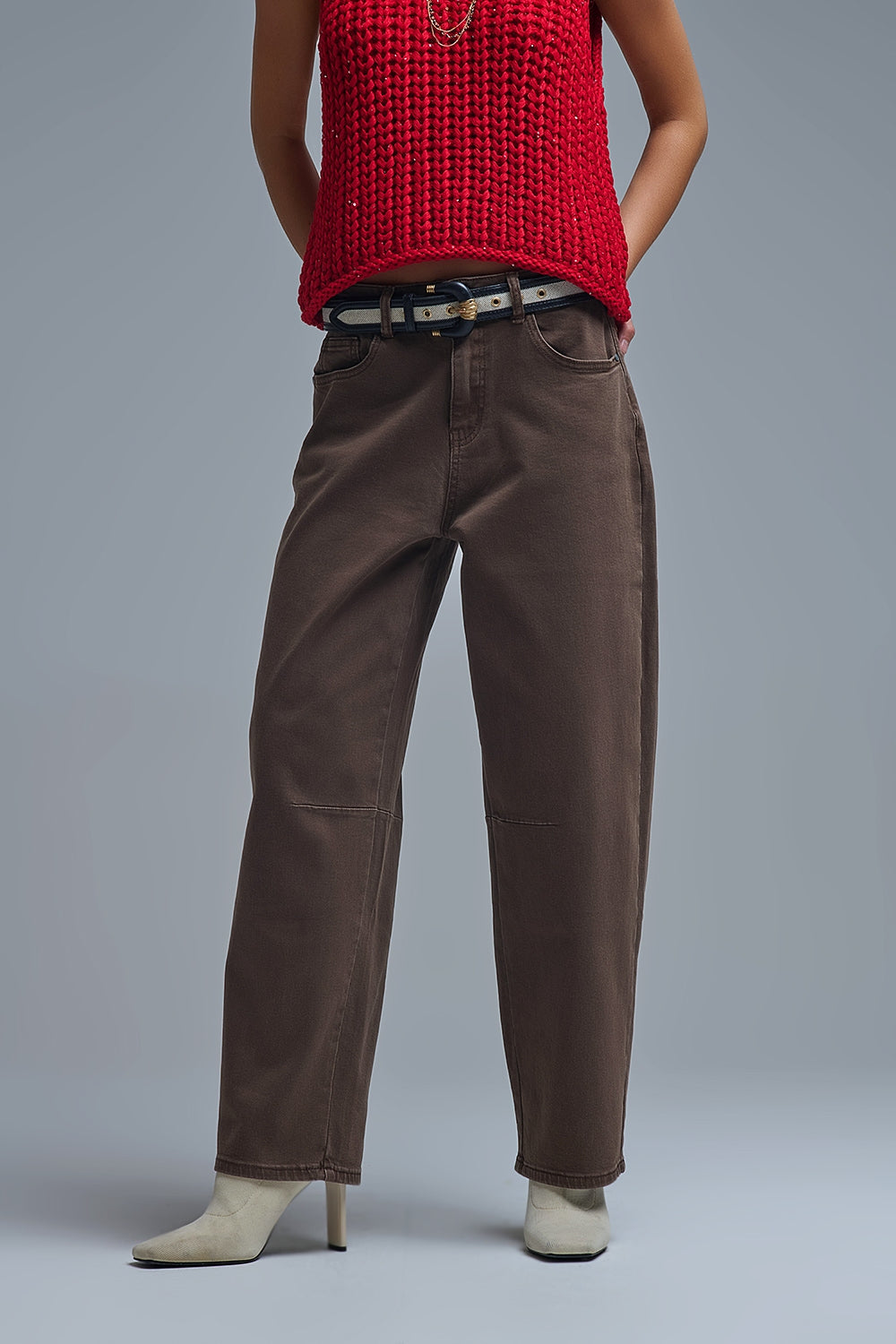 Jean stretch confortable avec jambe en tonneau en marron