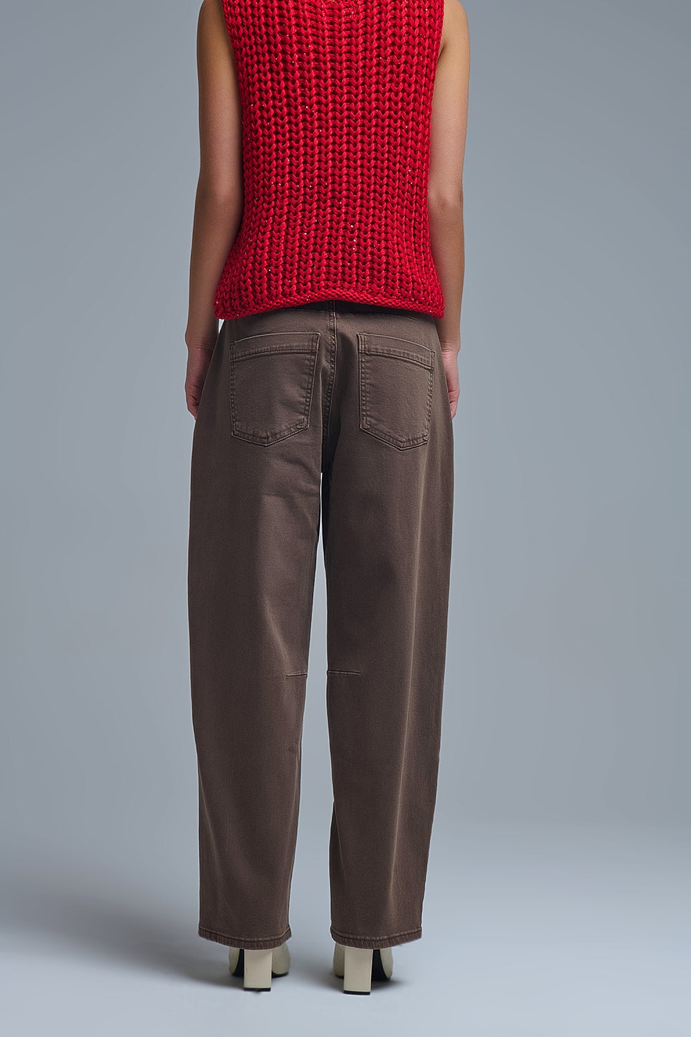 Jean stretch confortable avec jambe en tonneau en marron