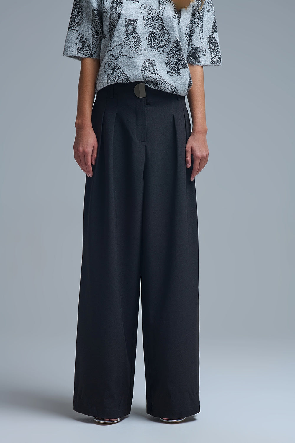 Pantalon large noir à plis avec boucle en métal