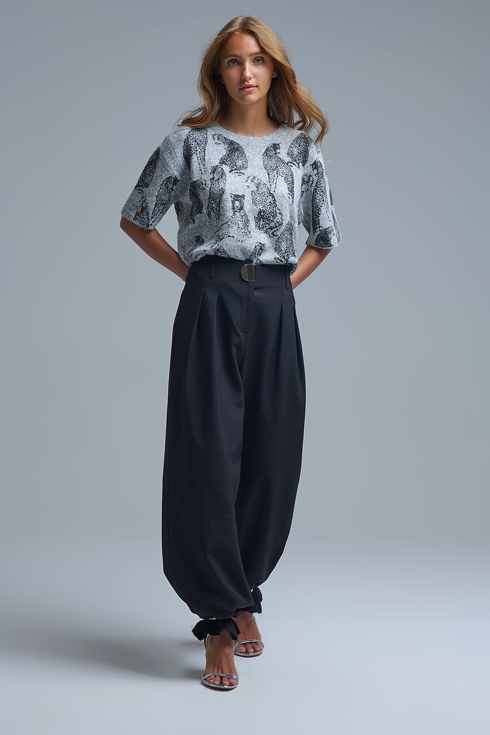 Pantalon large noir à plis avec boucle en métal