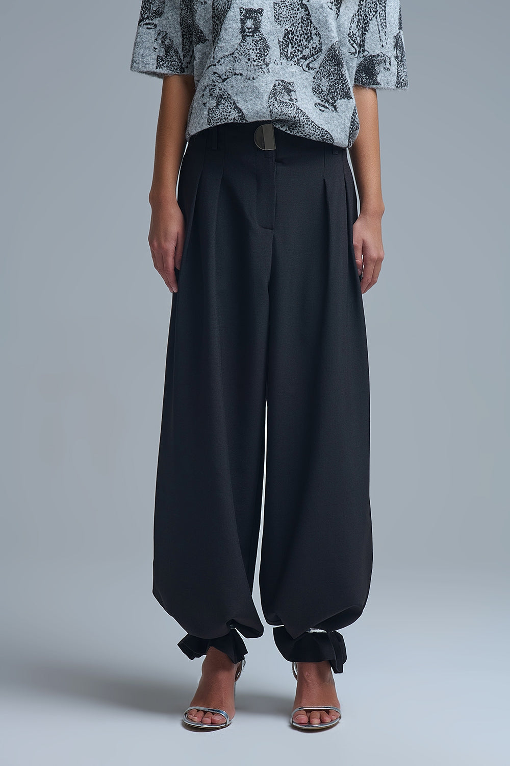 Pantalon large noir à plis avec boucle en métal