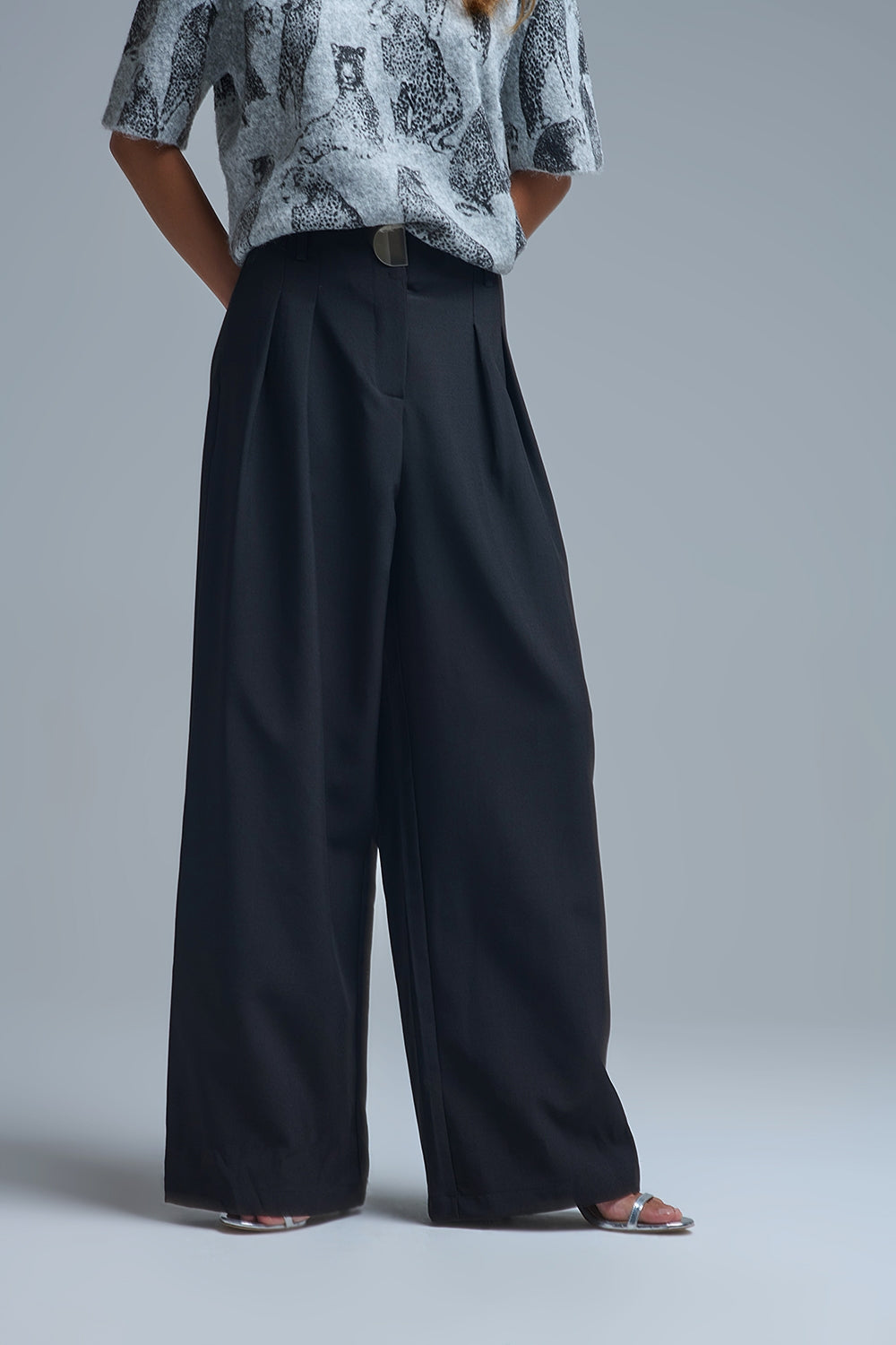 Pantalon large noir à plis avec boucle en métal