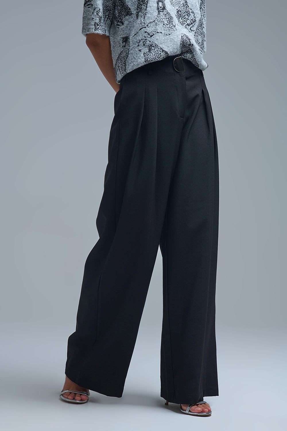 Pantalon large noir à plis avec boucle en métal