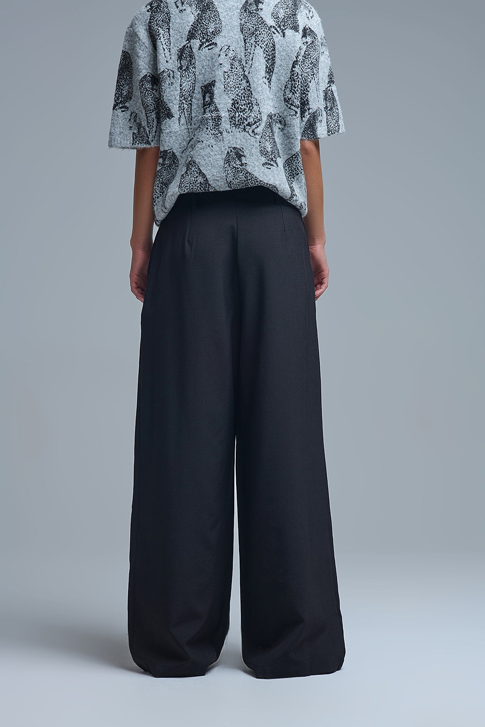 Pantalon large noir à plis avec boucle en métal