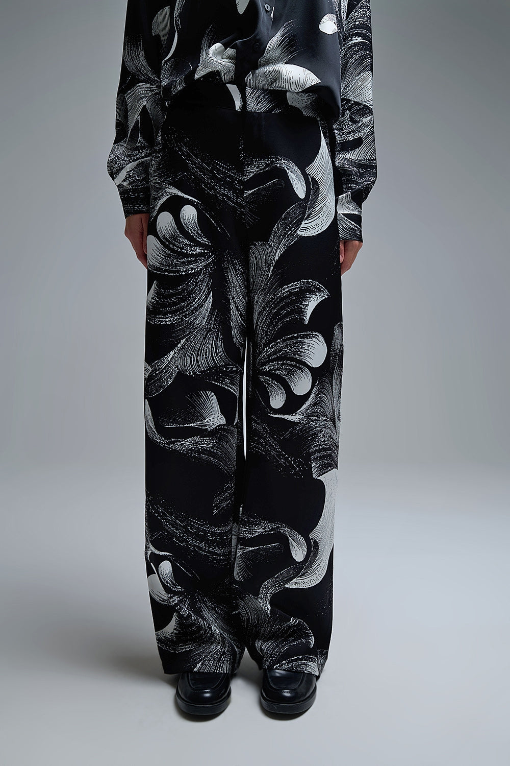 Pantalon large noir imprimé élégant en tissu satiné